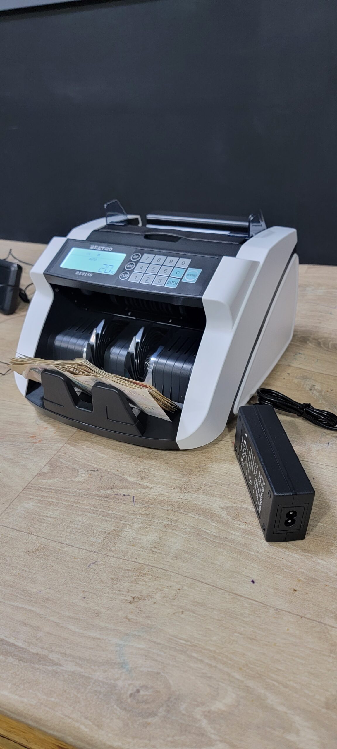 حاسبة نقود محمولة بطارية مدمجة قابلة للشحن  be158 - الصورة 4