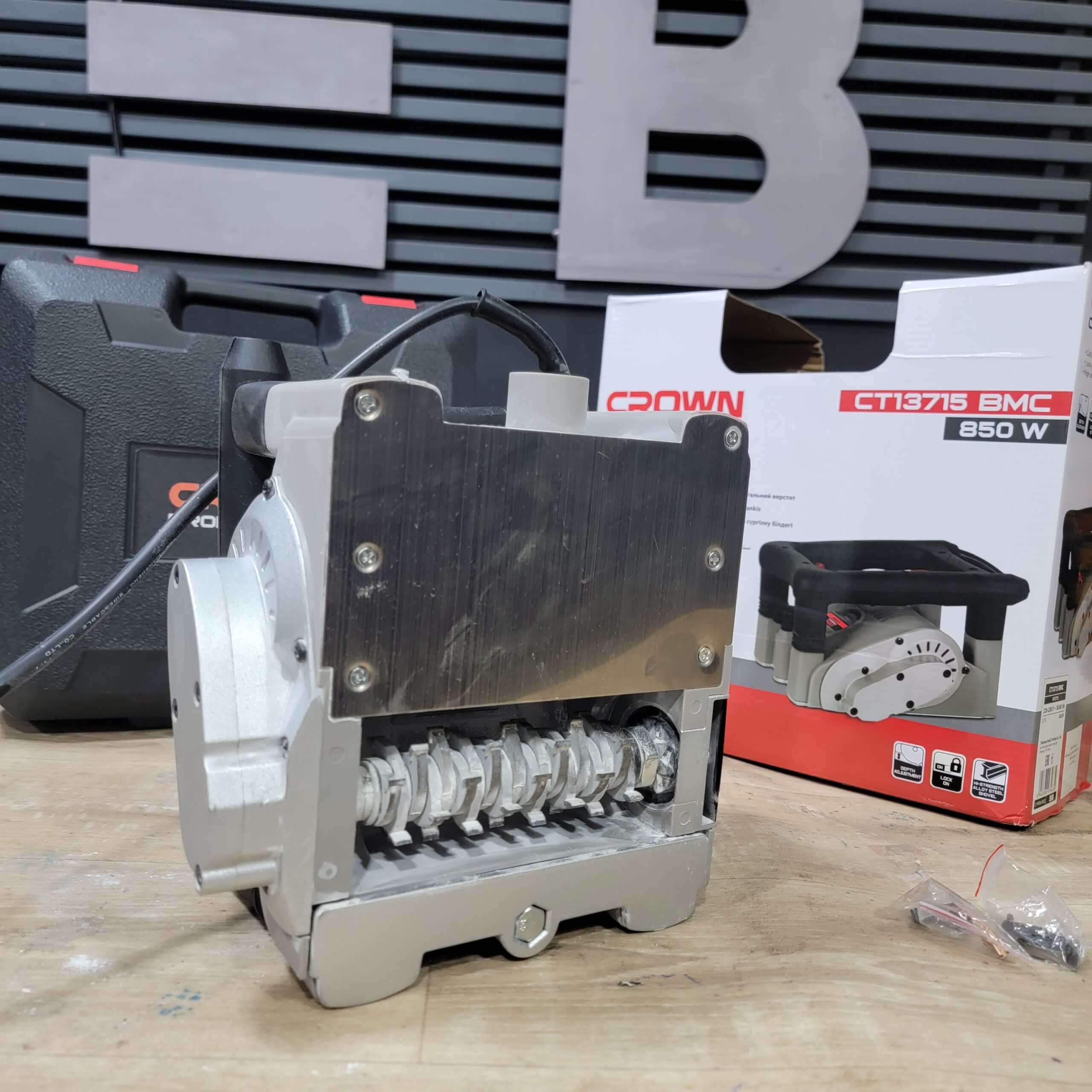 Raboteuse crown/آلة تقشير الجدران كراون ct13715 - الصورة 3