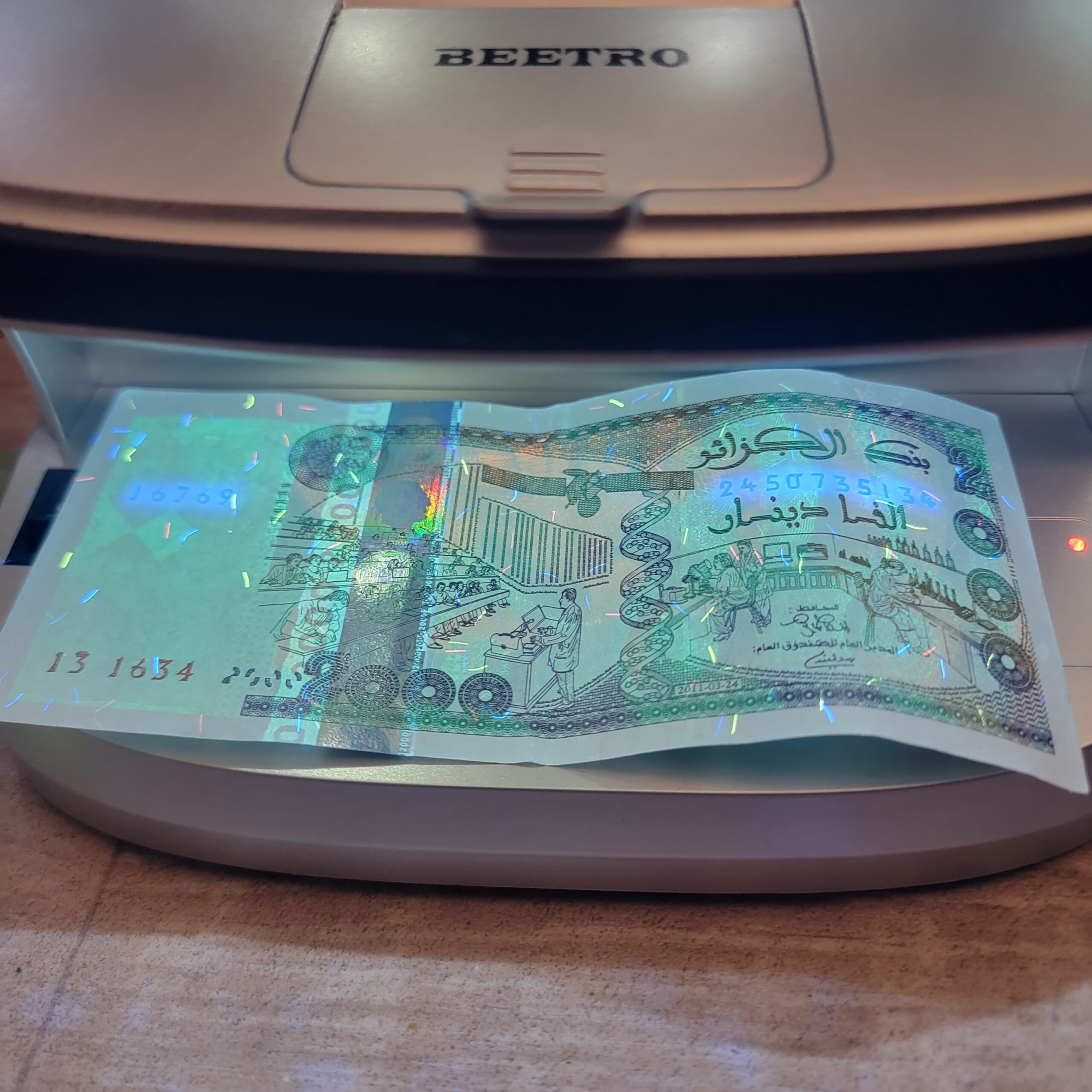 scanner faux billet BEETRO RECHARGEABLE/ماسح ضوئي كاشف التزوير BE0160 - الصورة 4