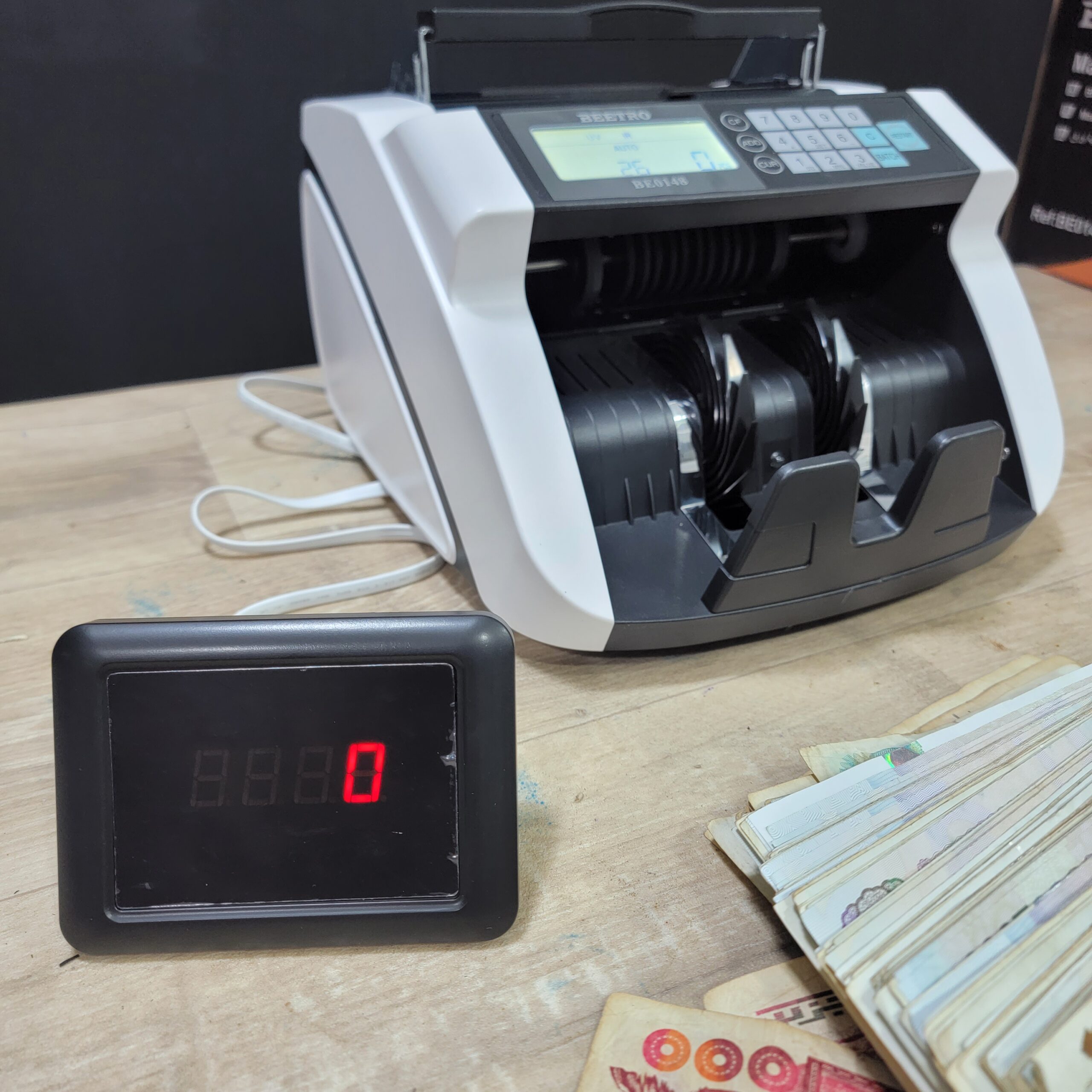 آلة حساب النقود و كشف التزوير متعددة المهام/bill counter be 148 Tkt - الصورة 3